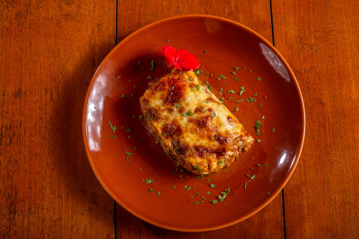 Part de lasagnes gratinées sur une assiette, vue de dessus